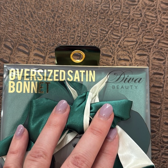 Diva Beauty Oversized Satin Bonnet Green Reversible 17” Sleep Cap with Bow - Picture 2 of 4